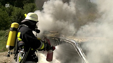 Das Löschteam der Freiwilligen Feuerwehr Obersüßbach bei einer Übung | Bild: BR