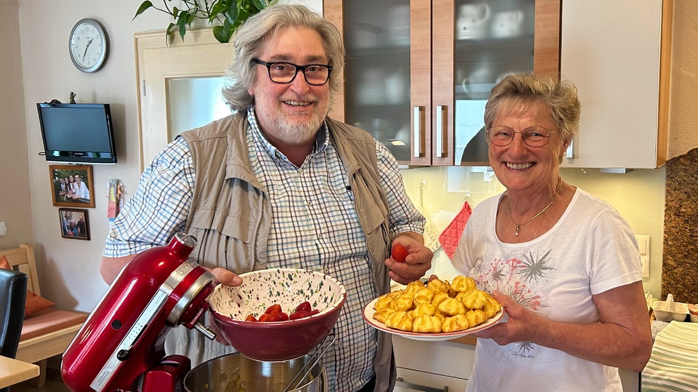 Anneliese Bachl aus Neukirchen und Paul Enghofer mit Erdbeer-Profiteroles | Bild: BR/Raimund Lesk