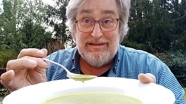 Paul Enghofer mit einem Teller Neun-Kräuter-Suppe | Bild: BR / Paul Enghofer