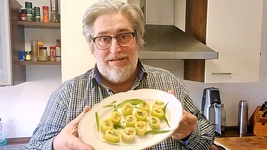 Paul Enghofer mit einem Teller bayerischem Sushi | Bild: BR