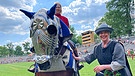 Bei der Landshuter Hochzeit ist Barbara Gandorfer (rechts) für die Pferde und Ritter zuständig, die an den Turnieren des Historienspiels teilnehmen. | Bild: BR / Julia Seidl