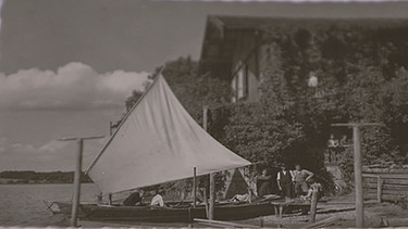 Historische Aufnahme aus dem Jahr 1920 von einer Chiemseeplätte mit selbstgenähtem Segel | Bild: BR