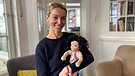 Maria Tannigel aus Utting am Ammersee mit einer Puppe | Bild: BR / Elisabeth Leinisch
