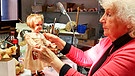 In Bayreuth hat Inga Grüninger ein kleines Puppenhaus erschaffen: Ein ganzes Haus, in dem sie ihre Sammlung antiker Puppen ausstellt, kaputte Exemplare repariert und Puppenhäuser und –Miniaturen verkauft. | Bild: BR / Sonja Vodicka