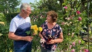 Therese und Sepp Kern aus Fürsteneck haben 200 Rosemsorten im eigenen Garten - und die landen auch in der Küche! | Bild: BR / Birgit Fürst