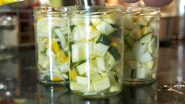 Saure Zucchini im Einweckglas | Bild: BR
