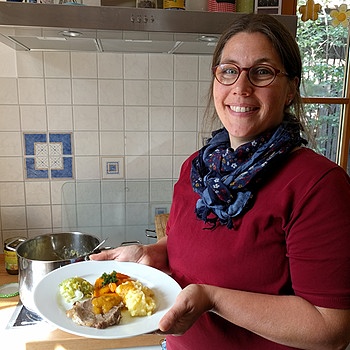 Tina Eck mit einer Portion Schweinebraten mit Gemüse und Kartoffelbrei | Bild: BR