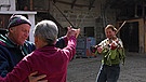 Bernhard Hofmann und seine Frau Roswitha tanzen zur Geigenmusik von Traudi Siferlinger | Bild: BR