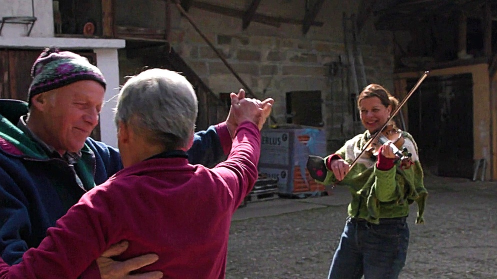 Bernhard Hofmann und seine Frau Roswitha tanzen zur Geigenmusik von Traudi Siferlinger | Bild: BR