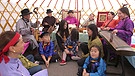 Traudi Siferlinger zu Besuch bei der mongolischen Musikgruppe Khukh Mongol. | Bild: BR