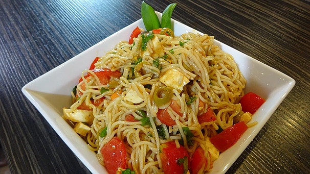 Spaghetti-Salat: Resteküche-Rezept zur Resteverwertung von Lebensmitteln | Bild: BR