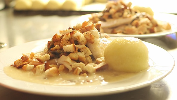 Traditionelles Stockfischgericht aus dem Frankenwald: Stockfisch mit Kloß und Soß, Speck, Zwiebeln und Bröggerla | Bild: BR
