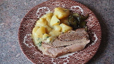 Bauchfleisch mit saurem Kartoffelgemüse und süßen Gurken | Bild: BR