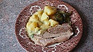 Bauchfleisch mit saurem Kartoffelgemüse und süßen Gurken | Bild: BR