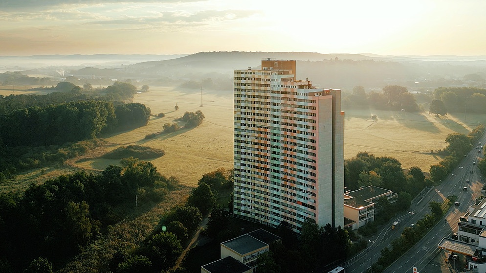 Der "Lange Johann" in Erlangen ist ein Hochhaus - das größte Wohngebäude Bayerns. Die Architektur: vom 1-Zimmer-Apartment bis zum Penthaus mit Dachterrasse. | Bild: BR / Max Papp