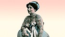 Handcoloriertes Foto aus den 1910er Jahren einer Dame im Abendkleid mit tätowiertem Oberkörper | Bild: picture alliance / imageBROKER | our-planet.berlin