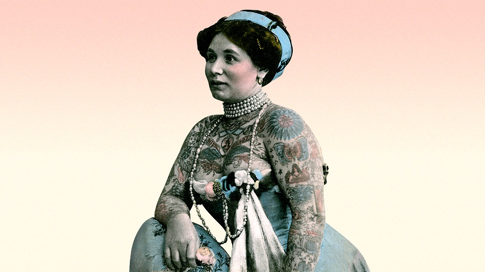 Handcoloriertes Foto aus den 1910er Jahren einer Dame im Abendkleid mit tätowiertem Oberkörper | Bild: picture alliance / imageBROKER | our-planet.berlin