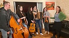 Traudi Siferlinger besucht Veronika Haindl-Dupuy und ihre sehr musikalische Familie. | Bild: BR