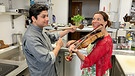 Traudi Siferlinger war mit ihrer Geige im oberbayerischen Burghausen unterwegs und hat dort unter anderem den Koch Mubeen Iqbal aus Pakistan getroffen. | Bild: BR / Heiko Hinrichs