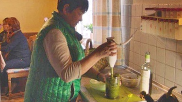 Ernestine Kastenmeier beim Zubereiten des Wildkräuterpesto | Bild: BR