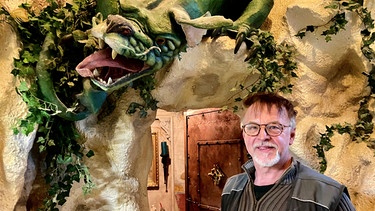 Der Kunsthandwerker Thomas Schöne aus Rettenbach am Auerberg im Ostallgäu lebt in einem märchenhaften Haus mit vielen Fabelwesen | Bild: BR/Julia Seidl
