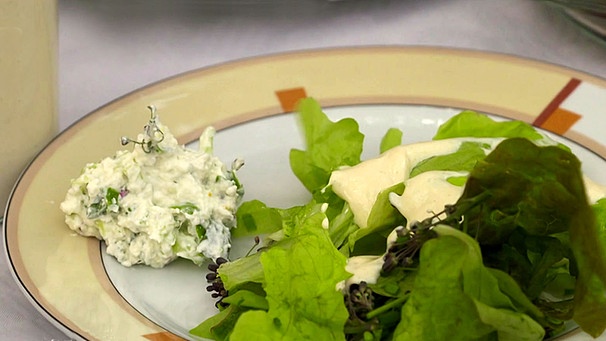 Ziegenmilchfrischkäse mit Kräutern und Salat | Bild: BR