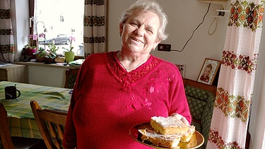 Emma Bauer mit ihrem frisch gebackenen Zitronenkuchen. | Bild: BR