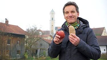 Forian Schrei mit einem Apfel und einer Kartoffel in den Händen | Bild: Bayerischer Rundfunk 2021