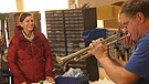 Traudi Siferlinger zu Besuch beim Trompetenbauer in Spiegelau | Bild: BR
