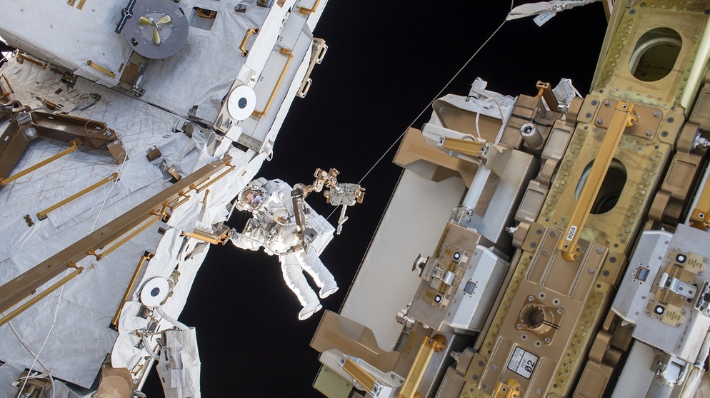 Thomas Pesquet während eines Space Walks. | Bild: ESA/NASA
