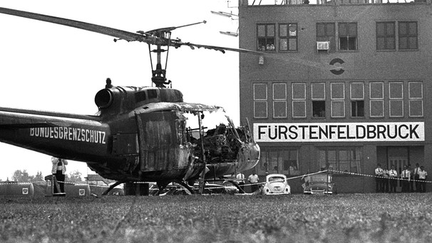 Zerstörter Hubschrauber am Flughafen Fürstenfeldbruck am Tag nach dem Anschlag. | Bild: BR/Imago Images/RBB/Heinz Gebhardt