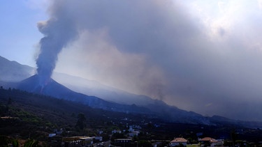 dpatopbilder - 09.10.2021, Spanien, La Palma: Rauch und Asche steigen am Horizont aus dem Vulkan Cumbre Vieja auf der Kanareninsel La Palma. Nach Angaben des TV-Senders RTVE hat sich nach dem Einsturz der Nordflanke des Vulkankegels des Cumbre Vieja ein neuer Lavastrom gebildet, der weitere Zerstörung auf La Palma anrichtet. Foto: Daniel Roca/AP/dpa +++ dpa-Bildfunk +++ | Bild: dpa-Bildfunk/Daniel Roca