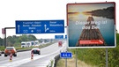 Auf einer Autobahn nach Brandenburg: Auf einem Schild steht "Dieser Weg ist das Ziel". | Bild: Staatskanzlei Brandenburg/Oliver Lang