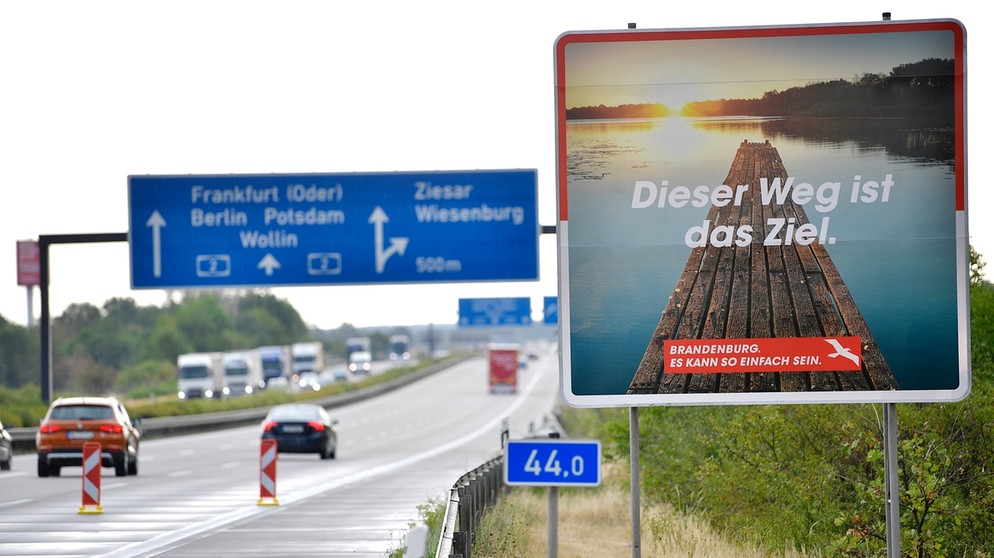 Auf einer Autobahn nach Brandenburg: Auf einem Schild steht "Dieser Weg ist das Ziel". | Bild: Staatskanzlei Brandenburg/Oliver Lang