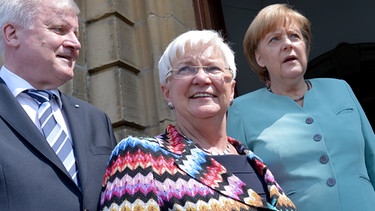 Gerda Hasselfeldt mit CSU-Chef Seehofer und Kanzlerin Merkel | Bild: picture-alliance/dpa
