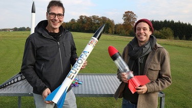 Der Raketen-Check | Checker Tobi mit Modellraketen-Tüftler Robert. | Bild: BR | megaherz film- und fernsehen gmbh