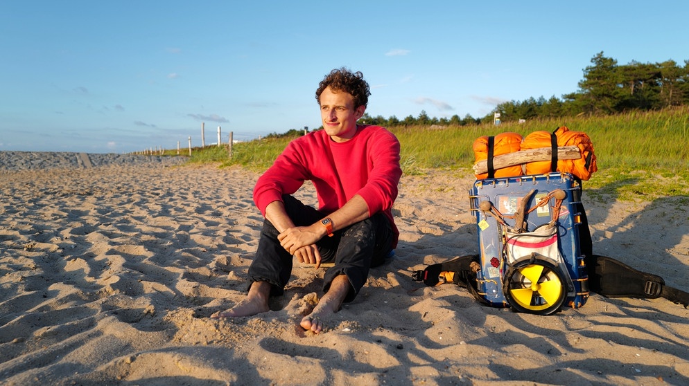 Dem Klimawandel auf der Spur | Checker Julian blickt auf die Ostsee. | Bild: BR | megaherz gmbh | Thomas Spitschka