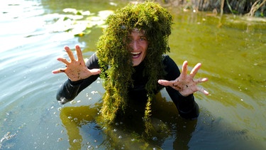Mission saubere Seen | Checker Julian erforscht was Algen in unseren Seen alles machen. | Bild: BR | megaherz gmbh | Thomas Spitschka