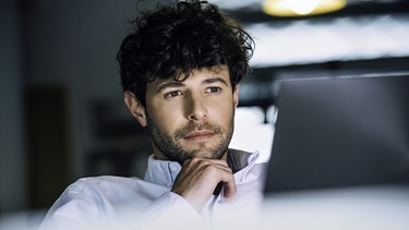 Mann im Büro vor Rechner | Bild: picture-alliance/dpa
