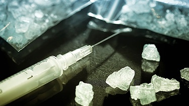 Eine spritze liegt vor der Droge Crystal Meth | Bild: picture-alliance/dpa