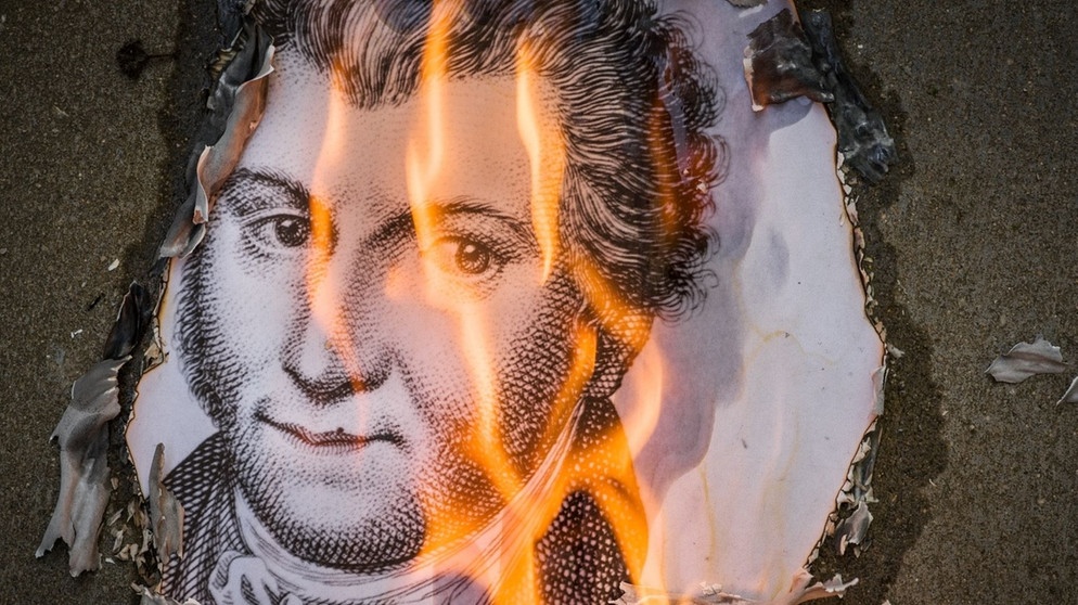 Ein Porträt des Dichters und Komponisten Ernst Theodor Amadeus Hoffmann (1776 - 1822) brennt  | Bild: Bild: picture alliance / dpa