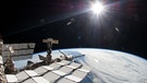 Die Sonne und ein Teil der ISS mit Blick auf die Erde | Bild: picture alliance / dpa | NASA