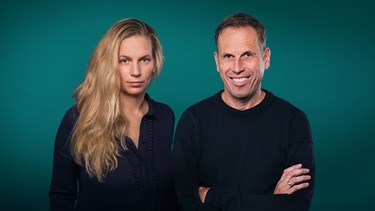 Franziska Eder und Achim Bogdahn vor grünem Hintergrund | Bild: BR/Lisa Hinder