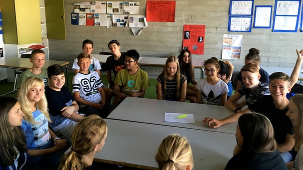 Jungendliche in einem Klassenzimmer des Gersthofener Paul-Klee-Gymnasiums. | Bild: BR