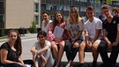 Gruppenfoto vor der Beruflichen Oberschule Regensburg. | Bild: BR