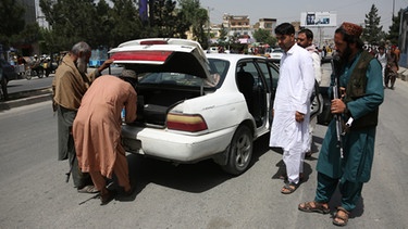 Sicherheitskräfte durchsuchen in Auto
| Bild: picture alliance / Xinhua News Agency | Saifurahman Safi