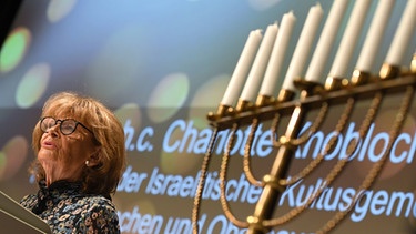 Charlotte Knobloch, Präsidentin der Israelitischen Kultusgemeinde München und Oberbayern, spricht bei einer internationalen Gedenkfeier für die Überlebenden des Holocaust im Jüdischen Zentrum München. | Bild: picture alliance/dpa | Angelika Warmuth