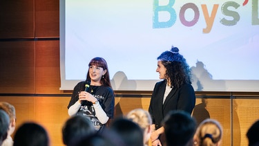 Šejla Begović und Laura Bohné stellen das PULS-Talente Programm vor. | Bild: BR/Johanna Schlüter