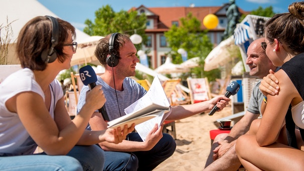 Zwei Volontierende interviewen Besucher des Stadtstrands Erlangen während einer Live-Schalte. | Bild: BR/Fabian Stoffers