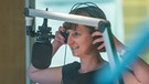 Eine Volontärin steht beim Stadtradio Nürnberg am Mikrofon | Bild: BR/Fabian Stoffers